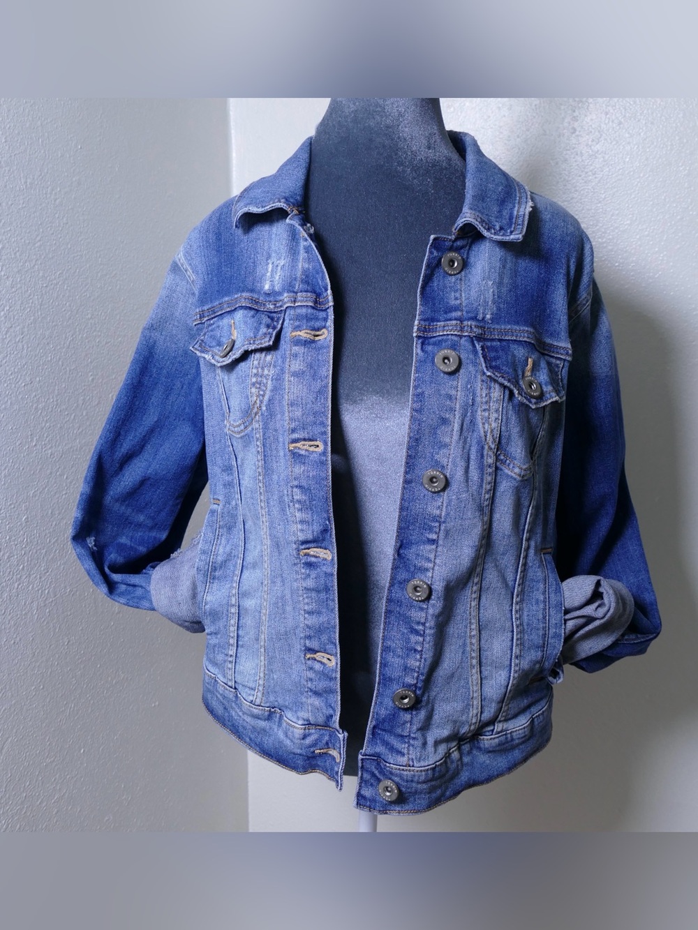 Torrid Denim First Fit Jacket Size 0 Medium Wash Stretch Distressed Classic